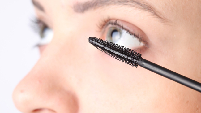 mascara sur cils du bas
