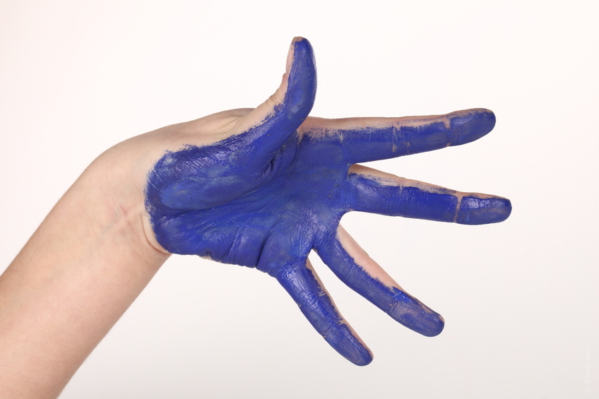 main bleue painture