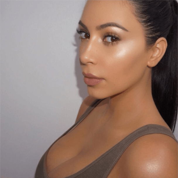 tuto maquillage kim kardashian strobing